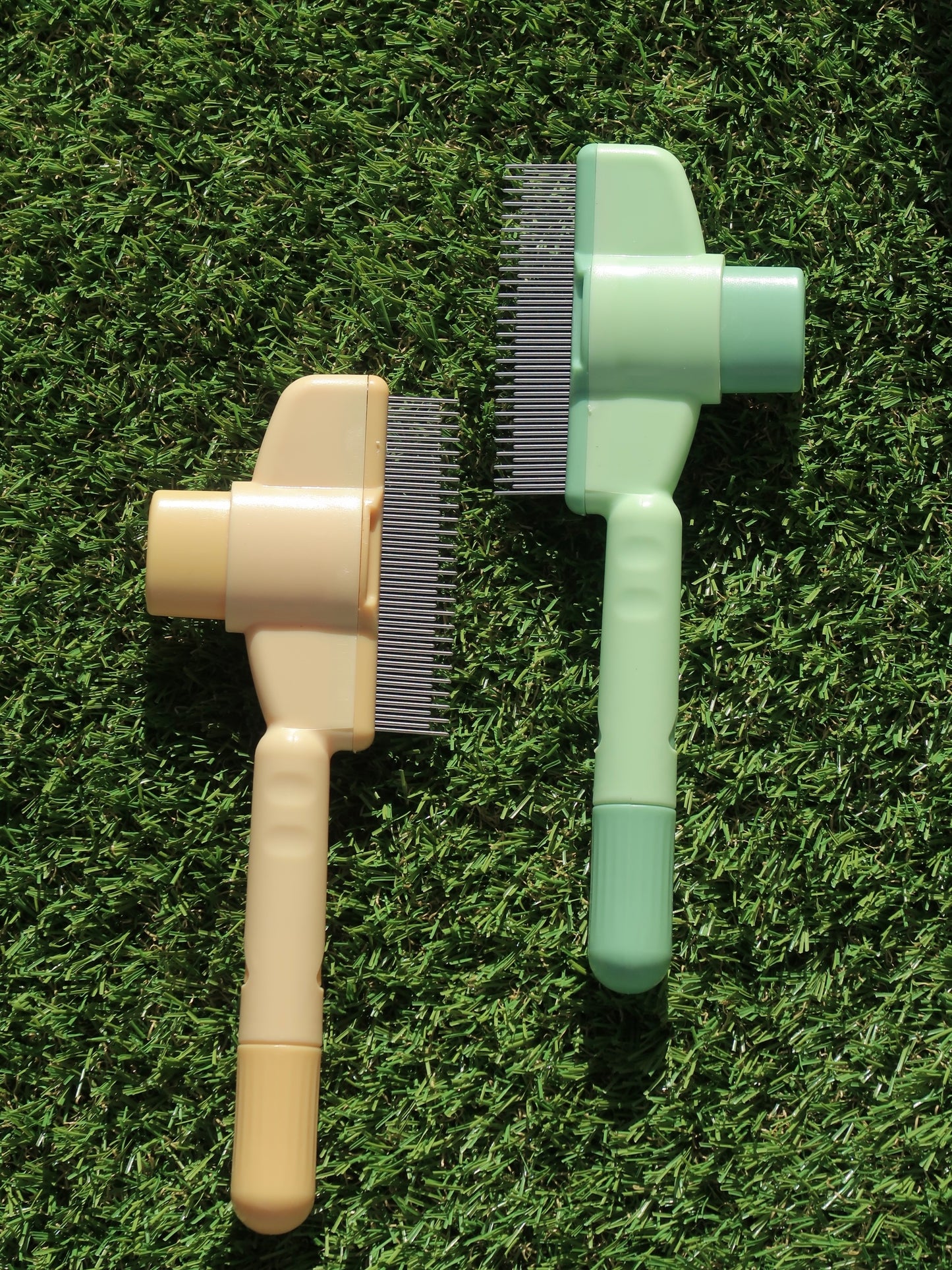 Self-Cleaning Pet Grooming Comb – Gentle De-Shedding Brush for Dogs & Cats